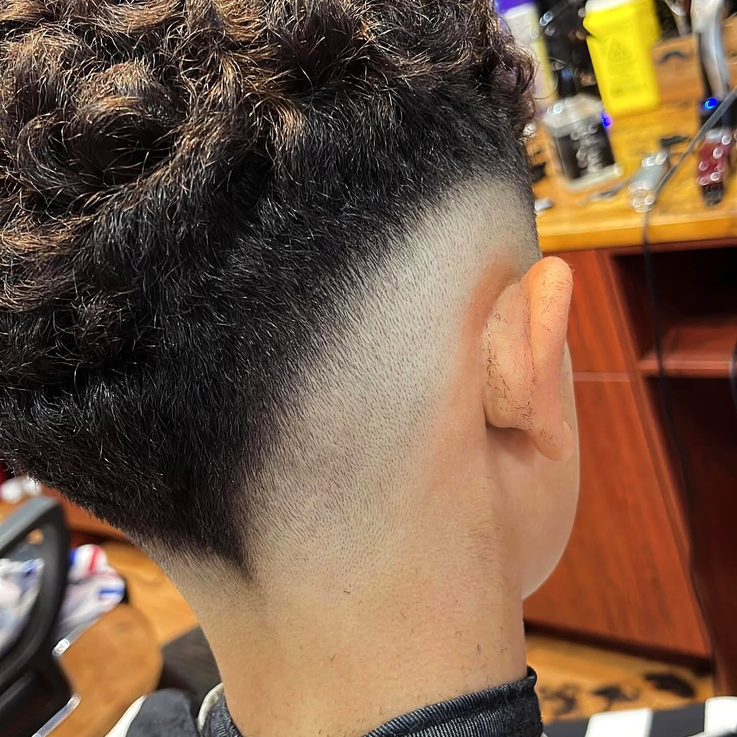 Fresh skin fade with a carved line design at STYLO Barbershop